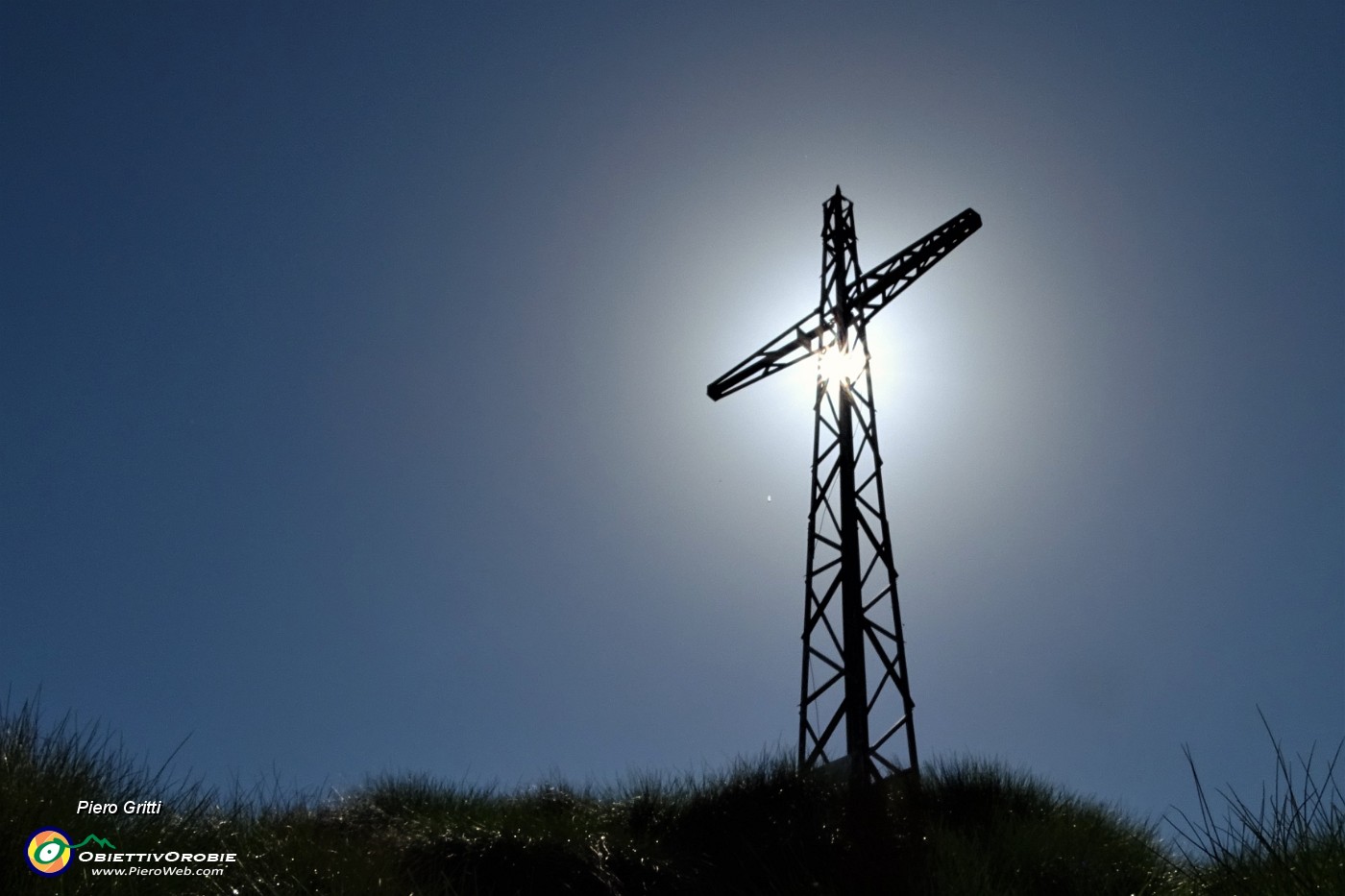 39 Il sole splende al centro della croce di vetta.JPG